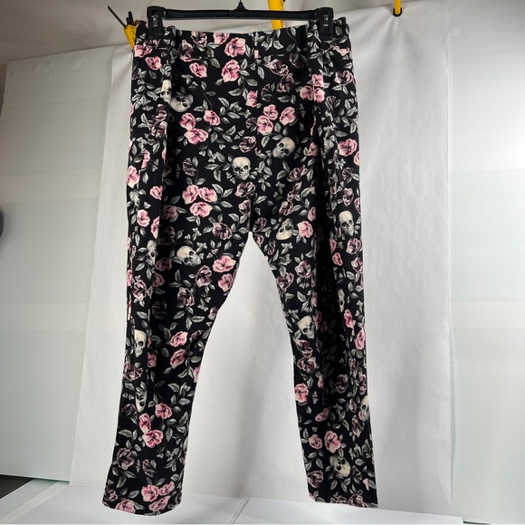 Torrid Skull & Floral Leggings Sz 6 6XLength 36" *READ* Black Pink Purple Green - Picture 3 of 8